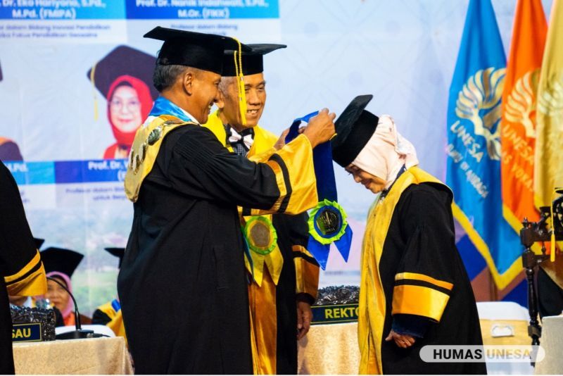 The Chancellor of UNESA garlanded the professors appointed in the second batch of 2024.