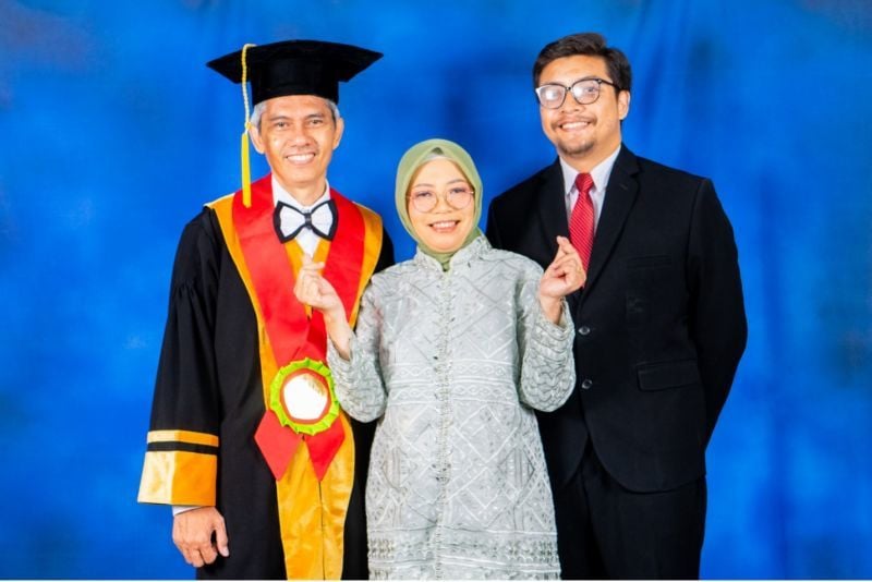 Prof Abadi immortalized this historic moment in his academic career with his family.