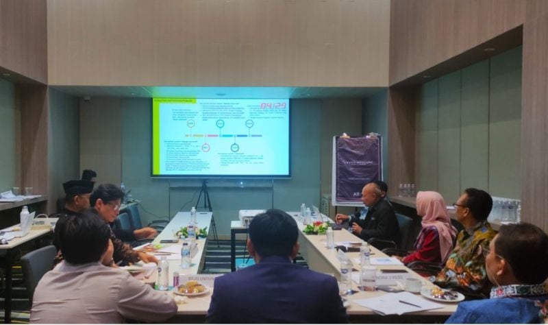 The UNESA delegation together with two delegations from other public institutions presented programs, strategies and innovations on aspects of public information disclosure before the assessment team and the Central Information Commission (KIP) team of the Republic of Indonesia.