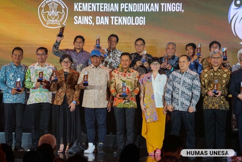 Unesa.ac.id. JAKARTA—Surabaya State University (UNESA) again won a national level award in the 2024 Diktisaintek Award, Ministry of Higher Education, Science and Technology (Kemendiktisaintek) which took place at Graha Diktisaintek, Jakarta , on Friday, December 13 2024. In this highest performance and achievement award, the 'Rumah Para The champions took home a total of 14 awards in the fields of public relations, cooperation, resources, national priorities, student and alumni affairs, integrity zone, to research, technology and community service. Individual category awards were received directly by the UNESA community concerned, while category awards The institution was received directly by UNESA Chancellor Nurhasan who was also accompanied by the University Academic Senate (SAU), the ranks of vice-chancellors, deans, and the team of the UNESA Chancellor, Nurhasan or who is familiarly called Cak Hasan feels very proud of the brilliant achievements of the community members, work units and their teams in this prestigious national level award. The achievements achieved by the 'One Step Ahead' campus, which were witnessed by senior officials from the Ministry of Education, Science and Technology and university leaders throughout Indonesia, are proof of UNESA's commitment and performance in improving the quality of implementation of the higher education tridharma to build superior human resources towards a Golden Indonesia 2045. This award is the sweet fruit of the institution's commitment and hard work through the important role of the field of public relations and public information to improve its performance in processing data and information needed by the community, strengthen the institution's image and reputation, and consistently build good relationships with partners. 