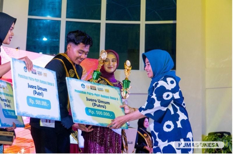 The Chair of the UNESA DWP handed over awards to the male and female winners of UNESA Campus 5 Magetan.