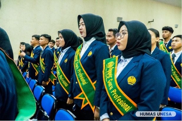 UNESA PPG graduates look happy during the process of taking the professional oath. They are ready to become professional teachers in their respective regions.