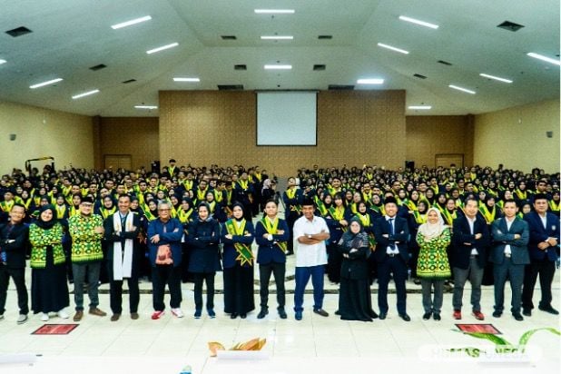 After taking the oath, PPG graduates pose in Cak Hasan style with the leadership.