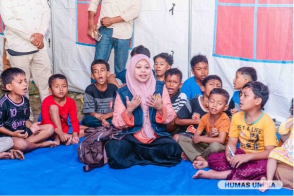 Tim Unesa memberikan trauma healing dan psikososial baik kepada anak-anak maupun orang tua di posko pengungsian.