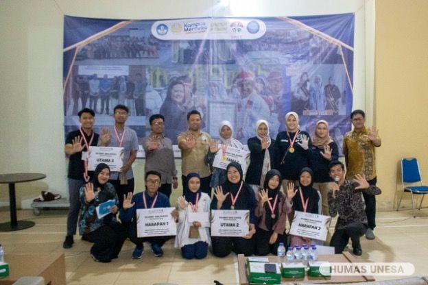 Director of PPIS UNESA, SMCC team, Directorate of Public Relations and Public Information, UNESA students together with the East Java BNNP team.