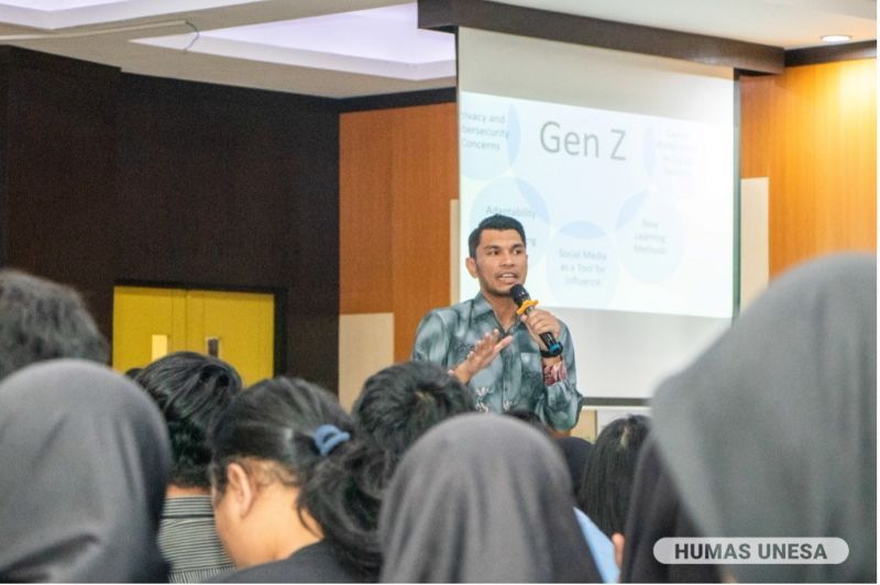 Azlan Abbas from Universiti Kebangsaan Malaysia delivered material about Gen Z in front of new Fisipol UNESA students.