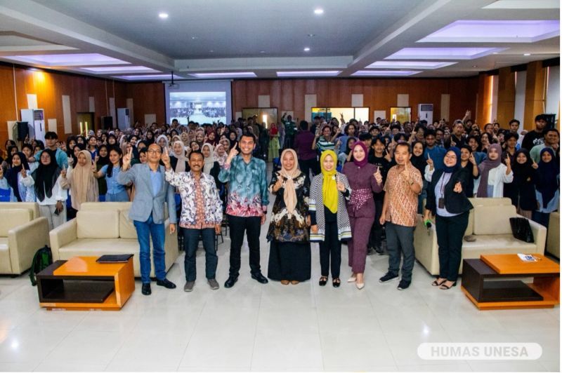 The Dean and his staff and resource persons with Fisipol students.