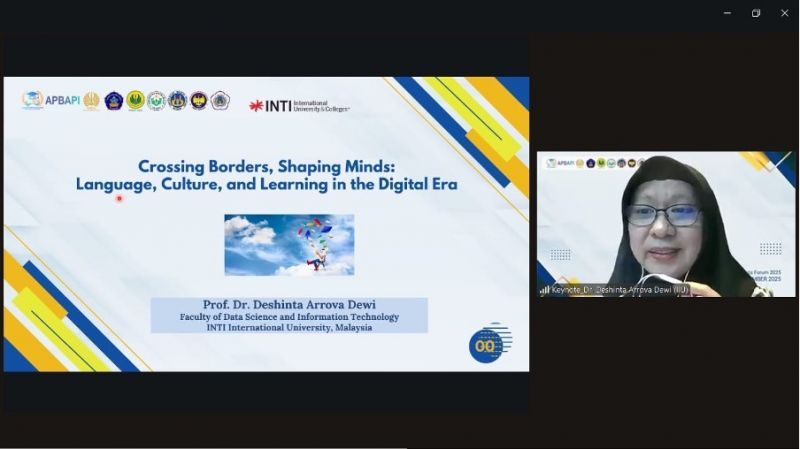 Deshinta Arrova Dewi, dosen dari INTI International University, Malaysia memaparkan tentang pola pikir dalam konteks bahasa, budaya, dan pembelajaran era digital.