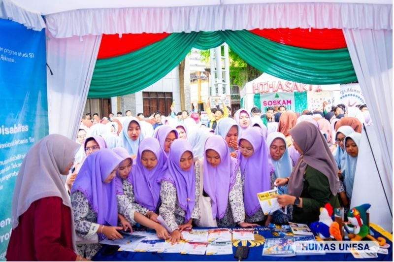 Unesa's booth was surrounded by female students from the Tebuireng Jombang Islamic Boarding School who took brochures and asked about information on admissions routes including Unesa's study programs, innovation and excellence.