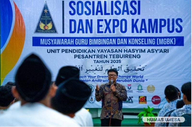 Head of Unesa's Public Information Section, Muh Ariffudin Islam conveyed about Unesa, including faculties and study programs and how to register for the 2025 SNBP in front of hundreds of Tebuireng Islamic Boarding School students.