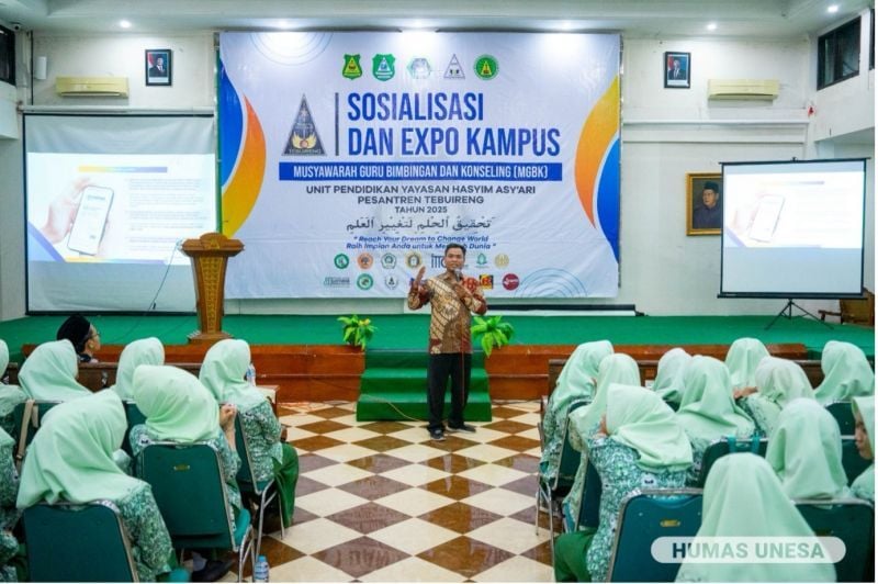 The Public Relations Team, Mubasyir Aidi, presented various Unesa study programs, excellence and innovations in front of administrators, teachers and hundreds of female students at the Tebuireng Islamic Boarding School.