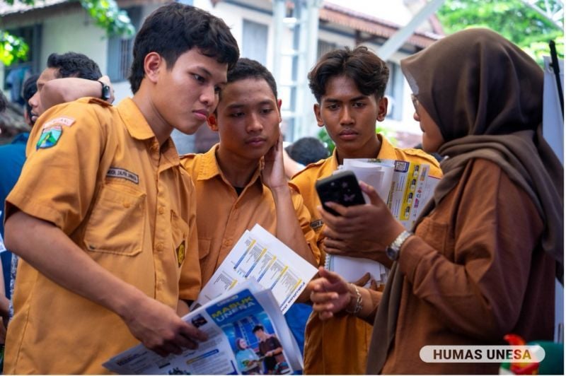 The students seemed enthusiastic about listening to the explanation about study programs and prospects for studying at Unesa.