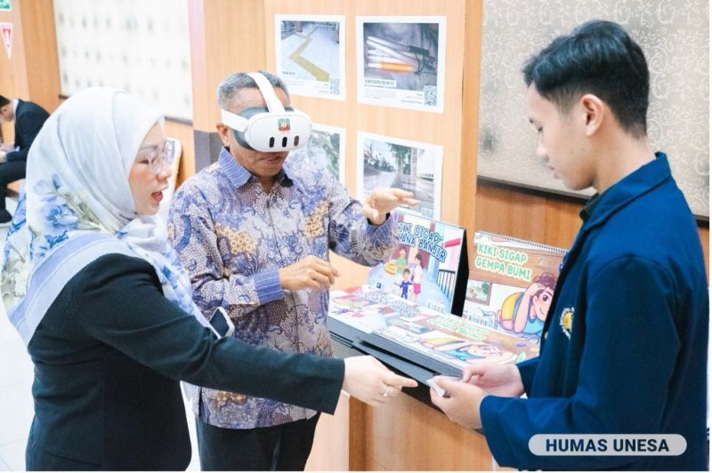 Demonstration of how the EMO-VR innovation works, a VR technology learning device to support self-regulation of students with autism by a professor of special education management at Unesa and the team.