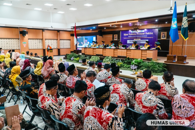 Regent Gus Yani together with the ranks of the Gresik Regional Apparatus Organization (OPD) as well as family and relatives attending Mrs. Min's doctoral open session at UNESA.