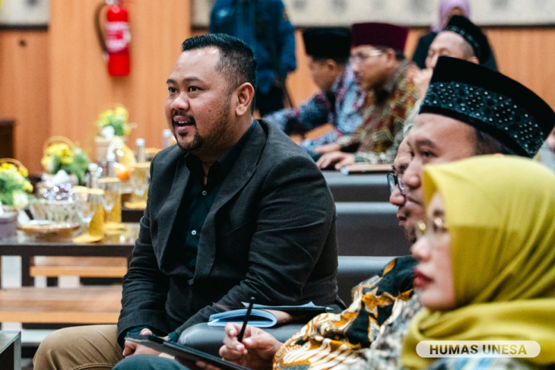 Gresik Regent Gus Yani witnessed firsthand the atmosphere of his deputy doctoral open examination at UNESA.