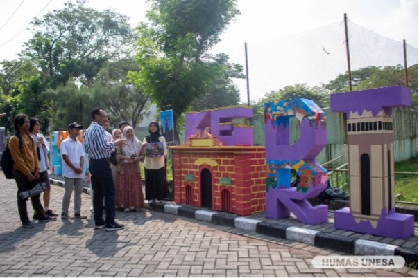 In review by UNESA lecturers and leaders, the work of DKV students has colored the campus area 