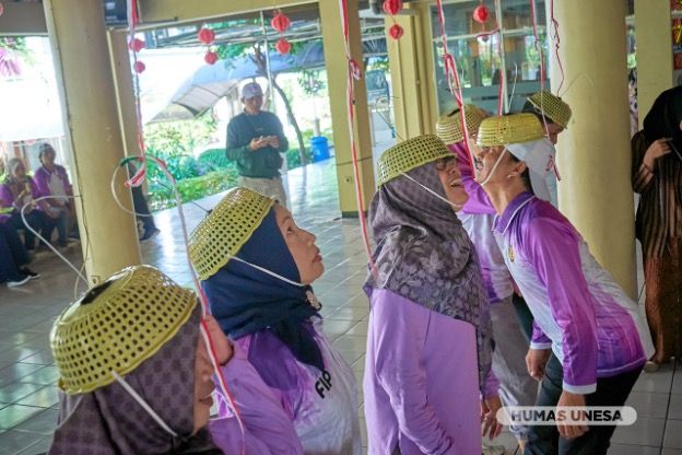 The competition to tie a wire with a basket on the head colors the commemoration of the 79th Independence Day of the Republic of Indonesia at FIP.