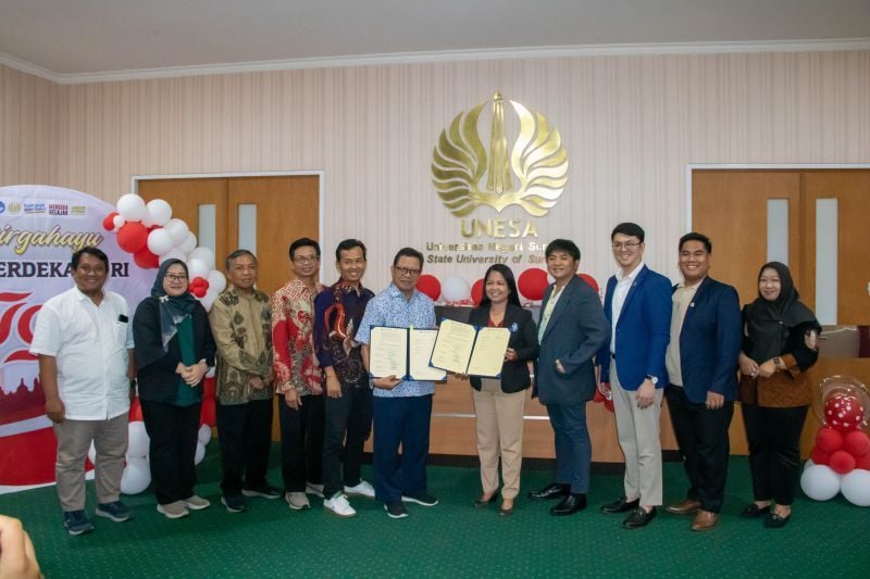 UNESA and National University Dasmarinas Philippines show the cooperation document signed at the Lidah Wetan Campus 2 Rectorate, Surabaya.