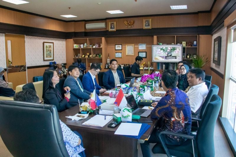 UNESA and National University Dasmarinas discussed the scope cooperation programs and schemes at the Lidah Wetan Campus 2 Rectorate, Surabaya.