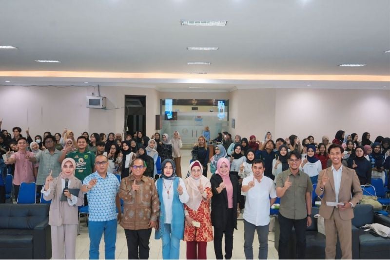 Leader of Fisipol and UNESA's Bachelor of Science and Communication Study Program together with the lecturers and students participating in national seminars.