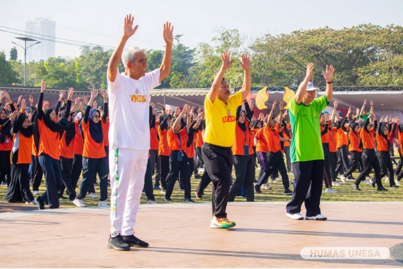 Gymnastics with UNESA leaders and participants in a work performance event attended by more than a thousand students.