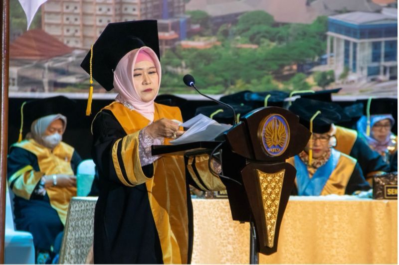 Prof. Endang Pudjiastuti Sartinah delivered an inauguration speech as professor of guidance and counseling for children with special needs at UNESA.