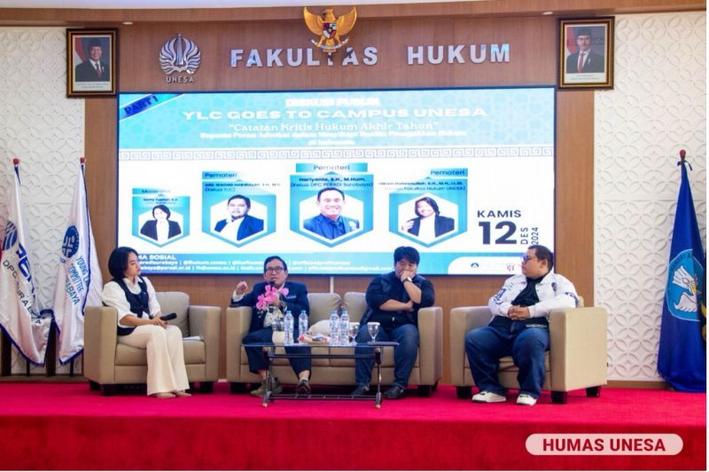 The session presented material for three public discussion speakers, namely Abd. Wachid Habibullah, Chair of YLC; Hariyanto, Chair of DPC Peradi Surabaya; and Hikam Hulwanullah, lecturer at FH UNESA.