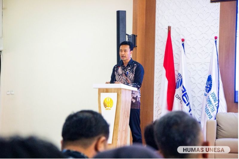 The Dean of FH, Arinto Nugroho gave a speech and emphasized the importance of FH collaboration with organizations and legal institutions.