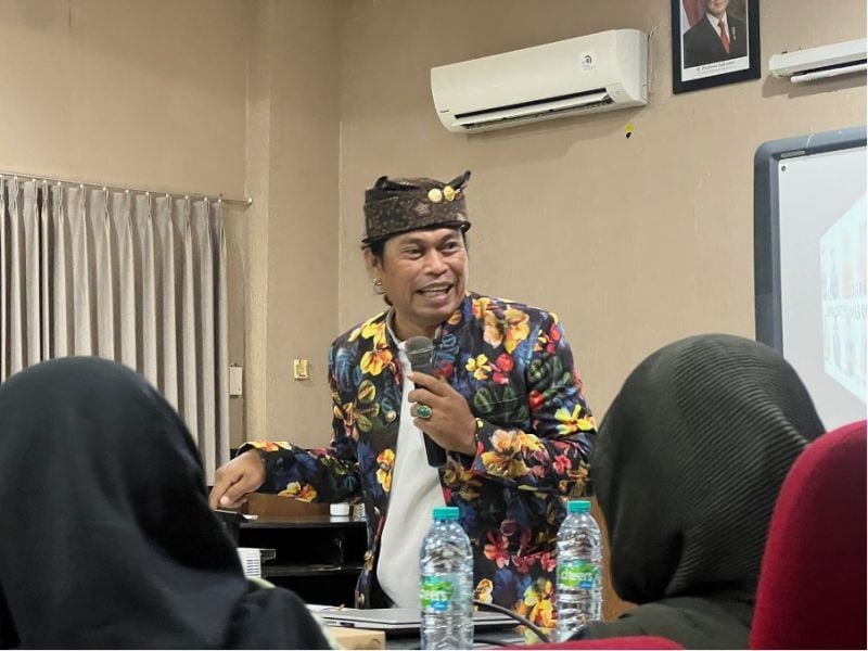 Taufik Monyong, a Surabaya artist, conveyed the roots and cultural values â��â��in Indonesia, as well as the importance of the nation\'s generations learning them.