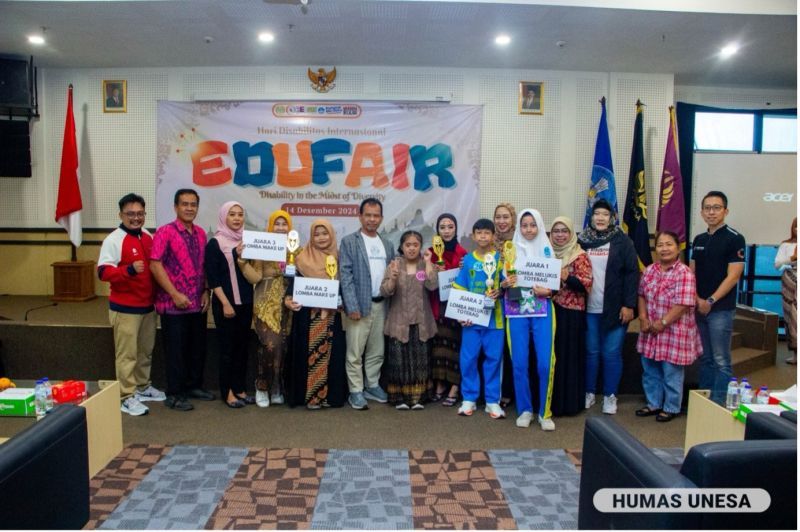 HAPPY: Edufair 2024 participants from school and college students seemed proud to show off their award trophies (champions) in the competitions they took part in. Congratulations, stay enthusiastic, and always be successful.