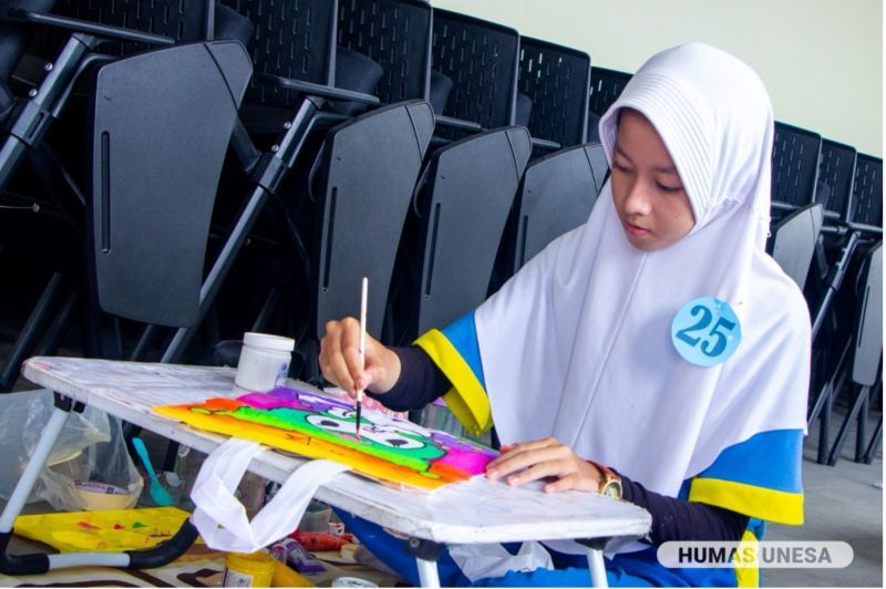 One of the competition participants focused on beautifying and completing the drawings on the tote bags at Edufair 2024.