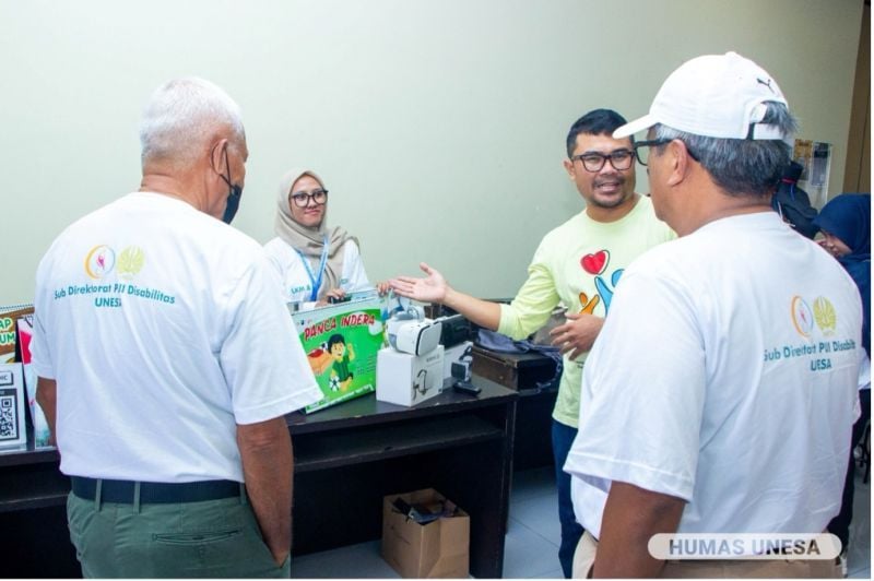 Vice Chancellor for Division II (right) and USC Director (left) try out innovative products in the field of disabilities at the Edufair 2024 exhibition.