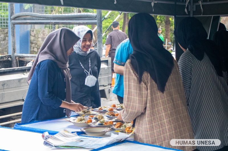 KOMPAK: Leaders and organizers of activities prepared a thousand food packages and takjil.