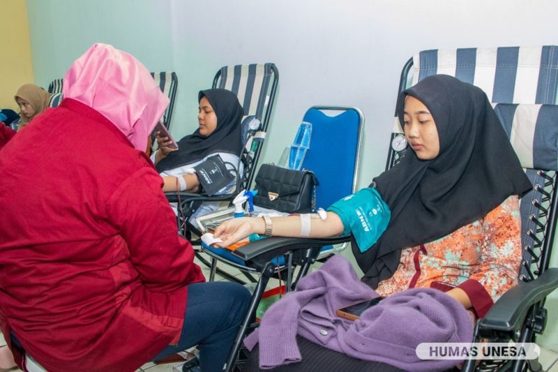 UNESA students undergo the blood donation process which is held at the LPSP Building, Tongue Wetan Campus 2.