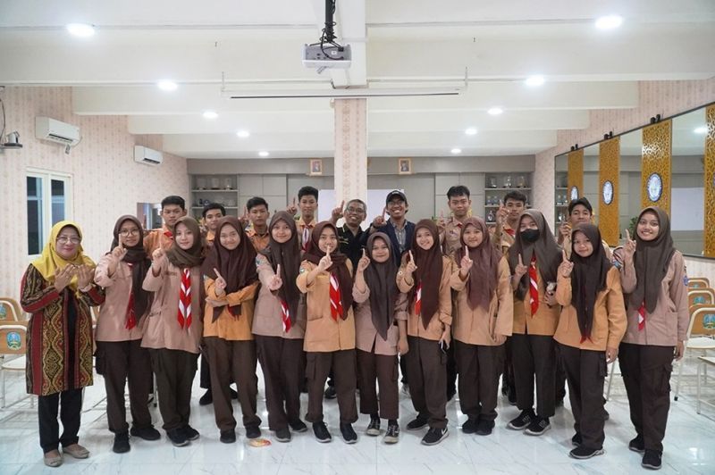 UNESA Educational Technology Masters Team together with several training participants and accompanying teachers at Barunawati High School Surabaya.