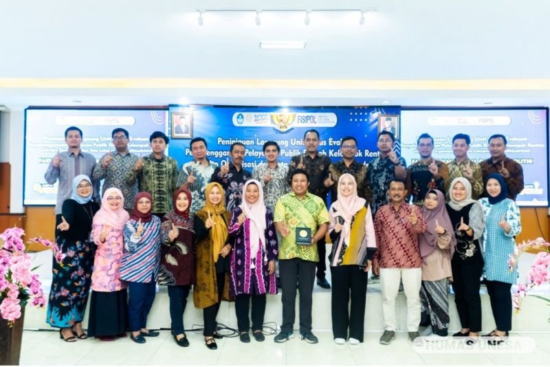 Kemendikbudristek monitoring and evaluation team together with the leadership of Fisipol UNESA and their staff.