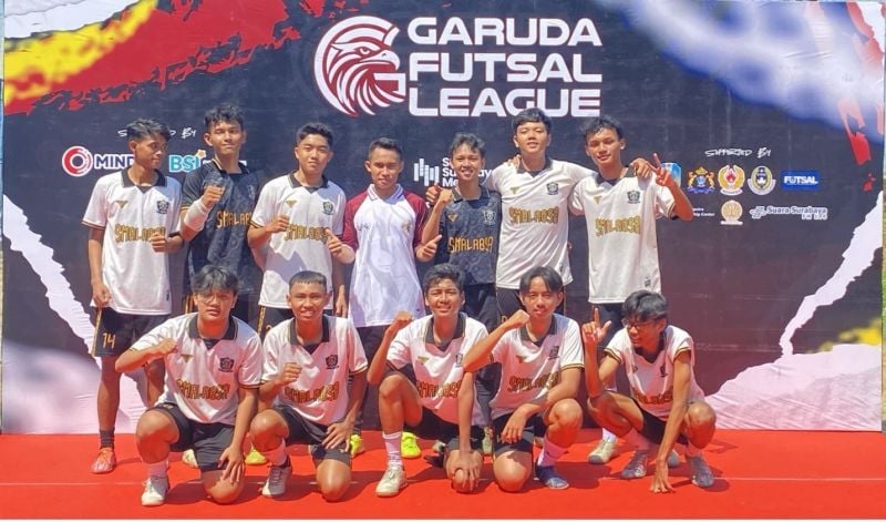 Ready to compete, the futsal squad of SMA Labschool Unesa 1 Surabaya was launched at the peak of the celebration of the 79th anniversary of the Republic of Indonesia at SMA Labschool Unesa 1 Surabaya, Campus 2 Lidah Wetan.