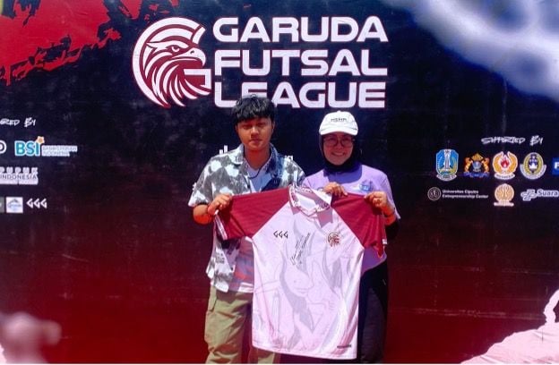 The costume is a symbol of the joining of the Labschool Unesa 1 Surabaya High School futsal team in the Garuda Futsal League.