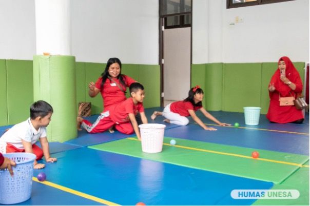 Children with disabilities compete to put the ball into the basket.