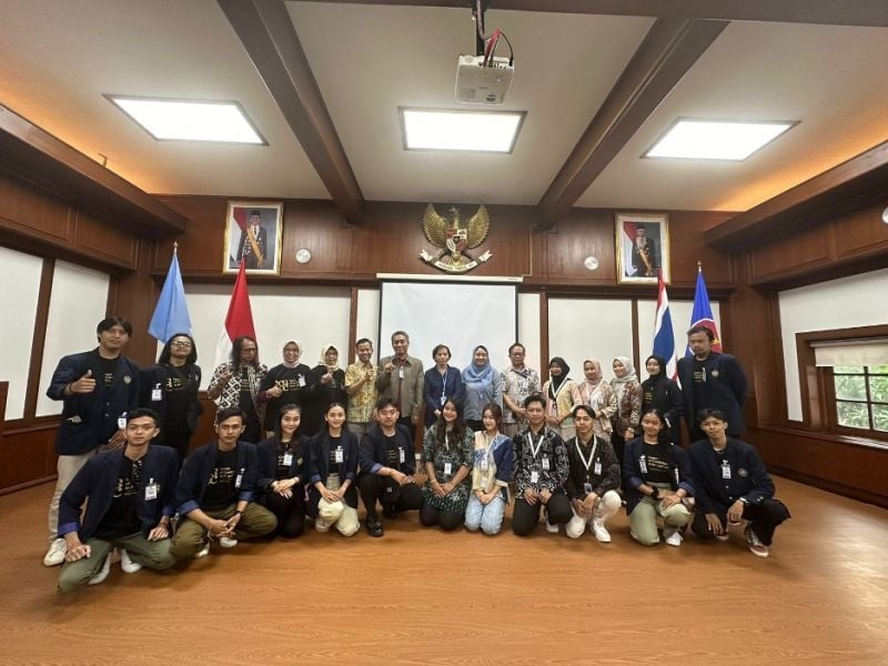 UNESA PUI Arts and Culture Team together with FBS and KUI leaders at the Indonesian Embassy in Bangkok.