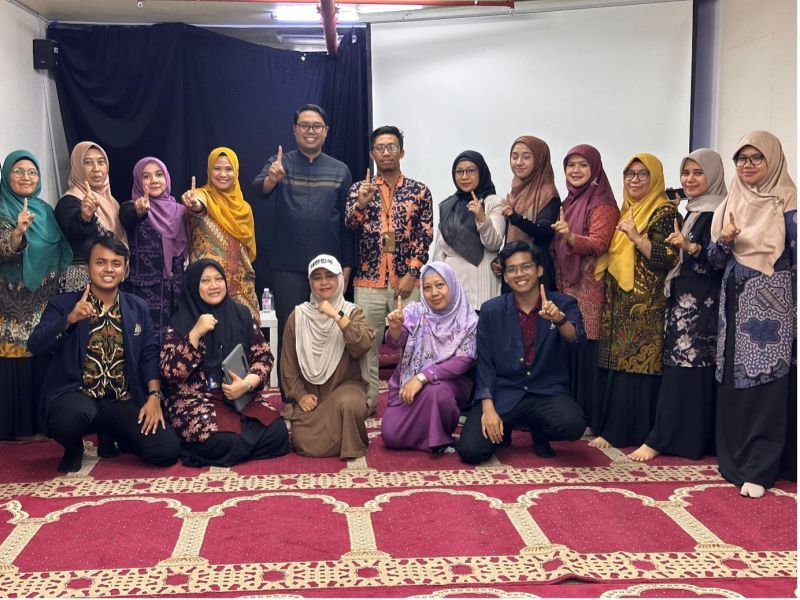 Unesa team and teachers after psychoeducational training at the Jeddah Indonesian School (SIJ).