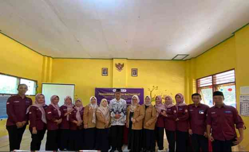 UNESA PGSD Study Program PKM Team with trainee teachers in Trenggalek