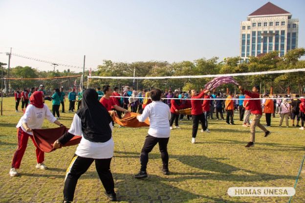 The UNESA community is competing in a sarong volleyball competition.