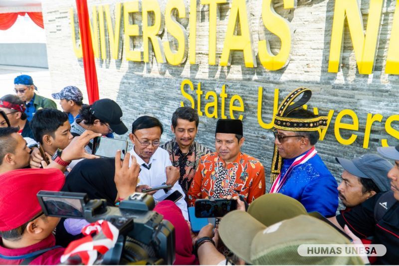 The Chancellor of UNESA, together with representatives from MURI, OPOP East Java and OPD East Java gave a press statement after the ceremony.