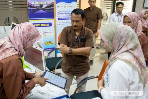 The UNESA Fisipol Leader explained various vulnerable group friendly service innovations to the visiting team from the Ministry of Administrative and Bureaucratic Reform and the Ministry of Education and Culture.