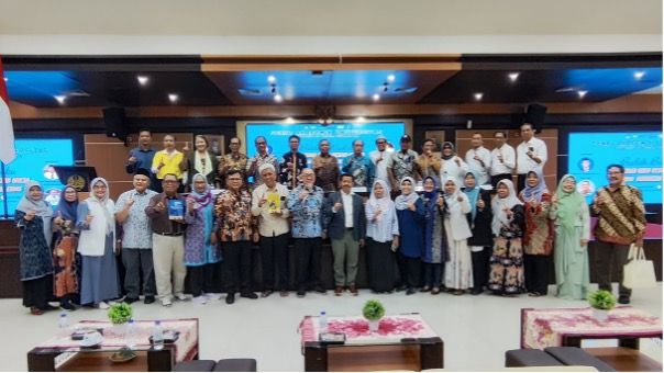 UNESA experts together with Unair and UINSA experts at a book review event on the thoughts of UNESA professors at the Lidah Wetan Campus 2 Rectorate, Surabaya. 