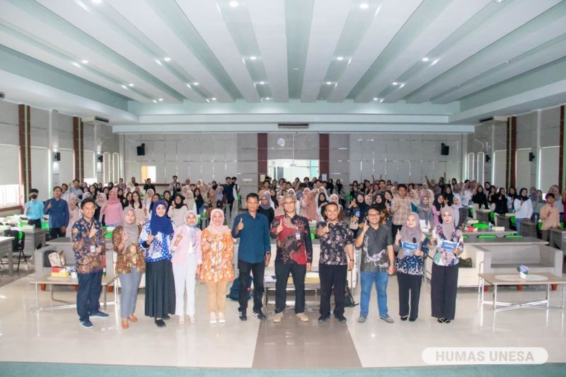 Lecturers and students from around FEB attended this activity. Apart from insight, students also received provisions important in preparing the final assignment or thesis from the speakers.