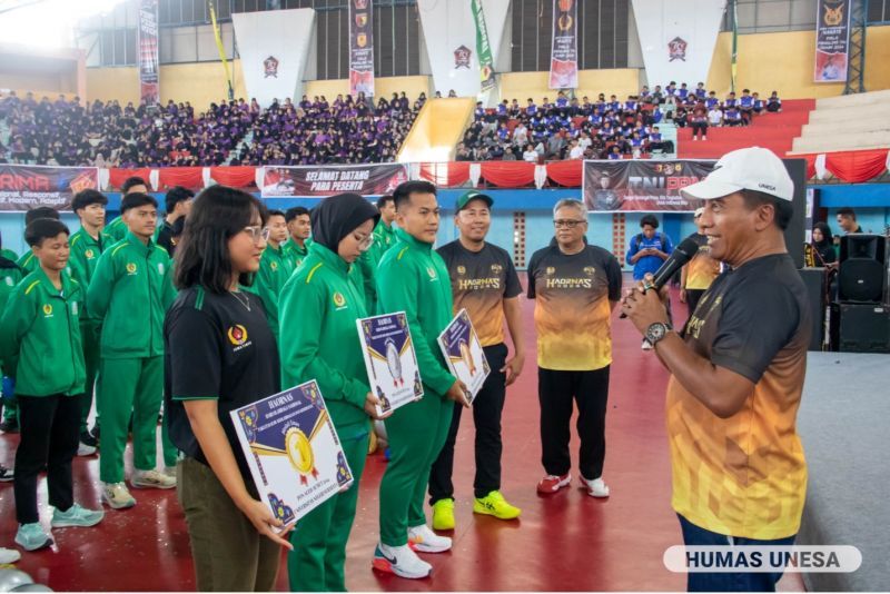 UNESA and FIKK leaders symbolically handed over awards as a form of appreciation to outstanding athletes at the 2024 Haornas Celebration.