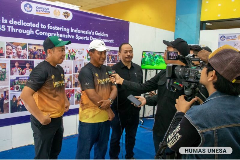 UNESA Chancellor Cak Hasan (center), East Java KONI Chairman M. Nabil (right), and FIKK Dean Dwi Cahyo Kartiko (left) expressed their commitment regarding collaboration to improve East Java's sports achievements. 