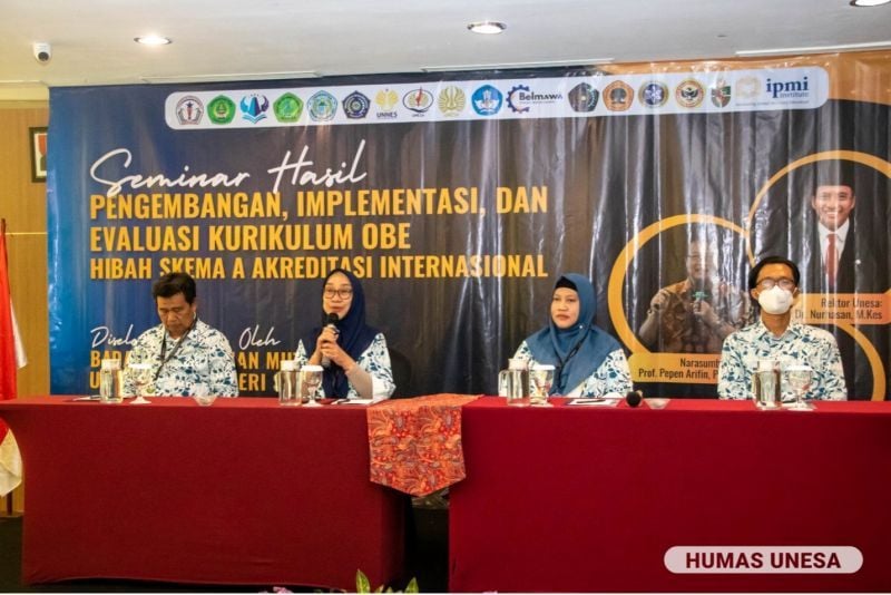 Head of BPM UNESA (second from left) provides reinforcement to representatives of 12 universities participating in the OBE Curriculum Development, Implementation and Evaluation Results Seminar.